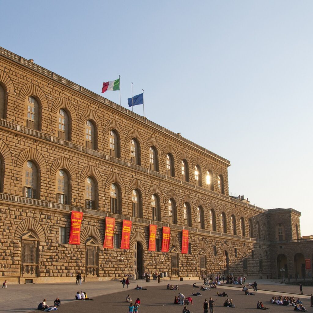 La splendida facciata di Palazzo Pitti illuminata dal sole del tardo pomeriggio